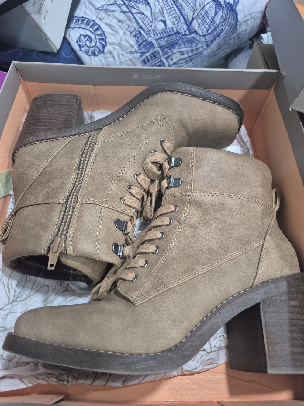 NWT Crown Vintage Tan Lace-Up Ankle Boots with Side Zipper - Picture 5 of 5